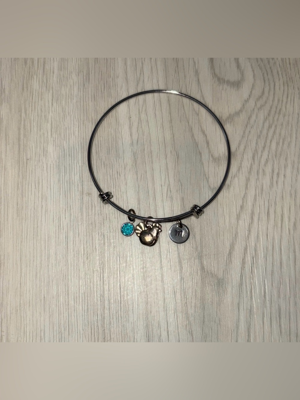 🛍 Metal charm bracelet with 3 charms.